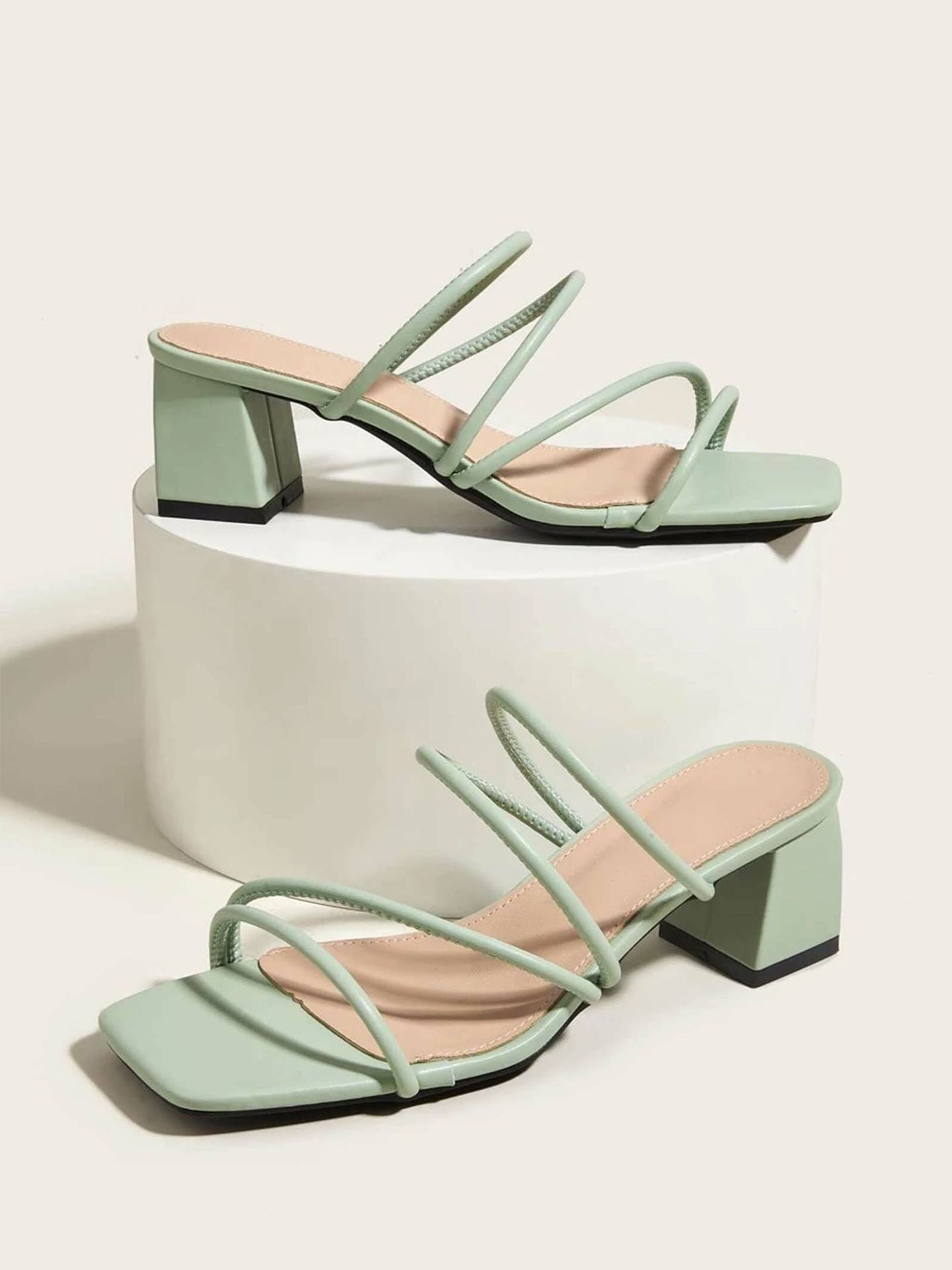 Las sandalias de tacón cómodo de Eugenia Martínez de Irujo son el zapato que más usarás en agosto. (Shein/Cortesía)
