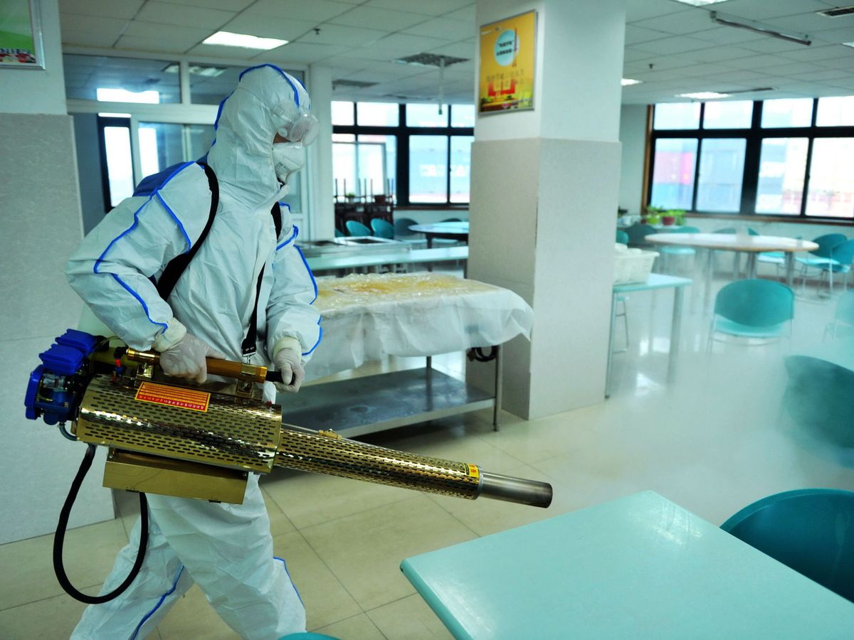 Foto: Un operario limpia una sala para prevenir contra el coronavirus. (EFE)