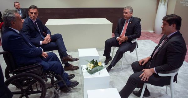 Foto: Pedro Sánchez, con los presidentes de Ecuador, Lenín Moreno (i); Colombia, Iván Duque (2d), y Costa Rica, Carlos Alvarado (d), este 24 de enero en Davos. (EFE)