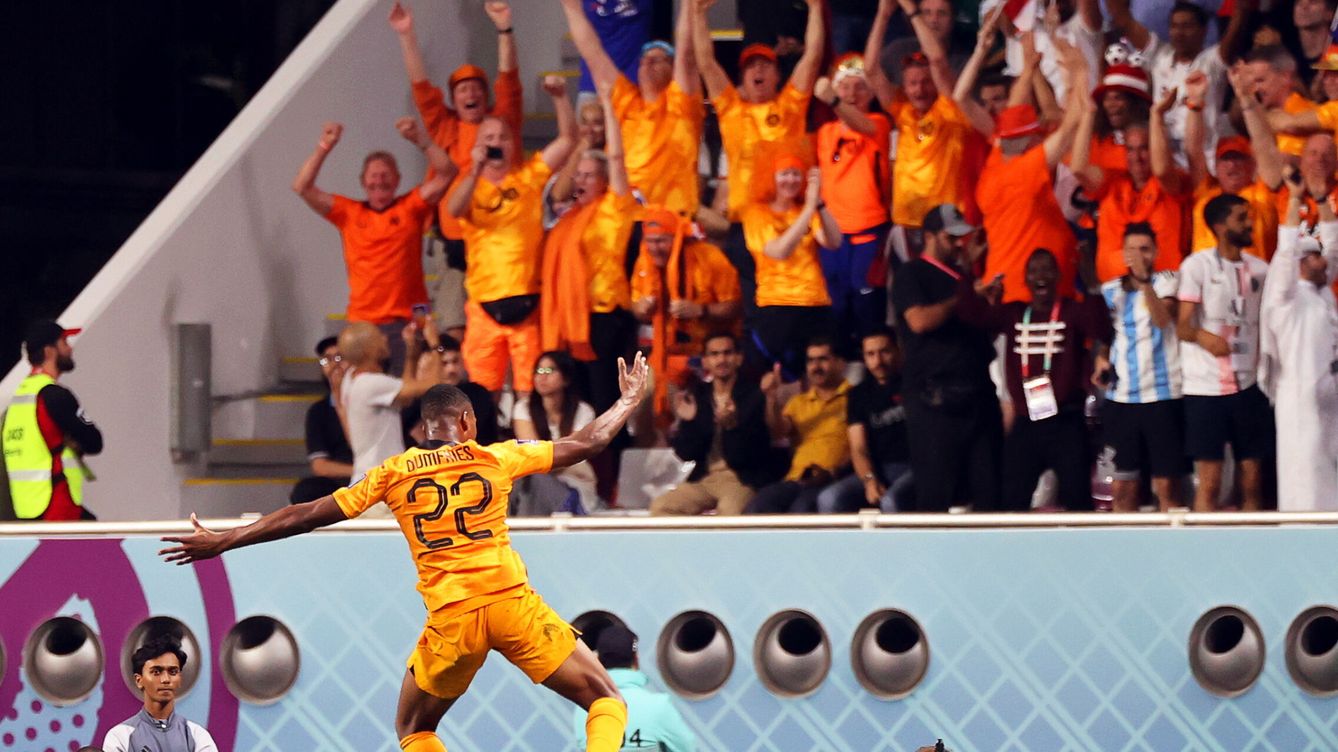 Foto: Doha (Qatar), 03 12 2022.- Denzel Dumfries of the Netherlands celebrates after scoring the 3-1 lead during the FIFA World Cup 2022 round of 16 soccer match between the Netherlands and the USA at Khalifa International Stadium in Doha, Qatar, 03 December 2
