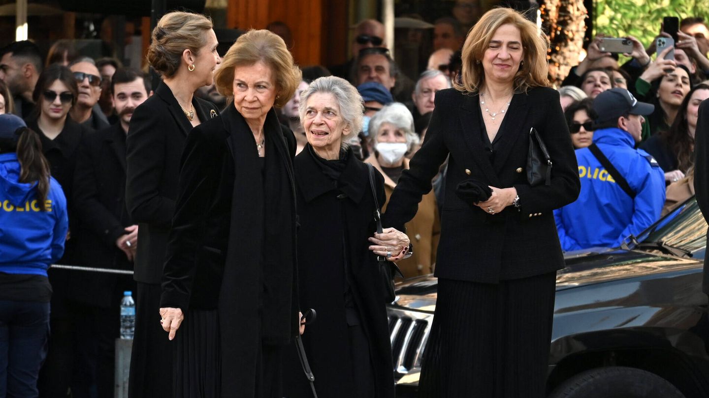 Doña Sofía, acompañada de las infantas Cristina y Elena y junto a su hermana Irene de Grecia en la misa homenaje a su hermano Constantino. (Gtres)