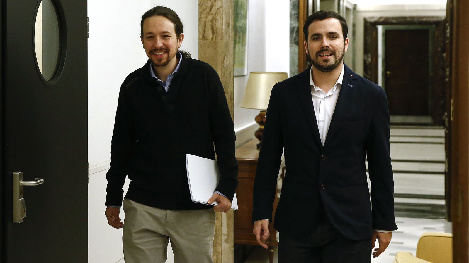 Foto: Pablo Iglesias y Alberto Garzón, minutos antes de su reunión del pasado 18 de febrero en el Congreso. (Reuters)