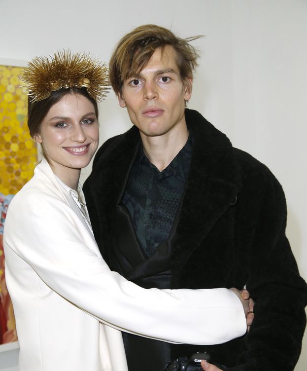 Foto: Tali Lennox junto a su novio Ian Jones durante la presentación de una de sus exposiciones de pintura (Gtres)