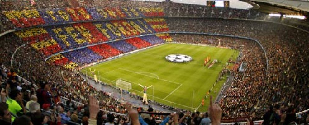 Foto: Los socios del Barcelona reclaman la posibilidad de un Camp Nou sin tabaco