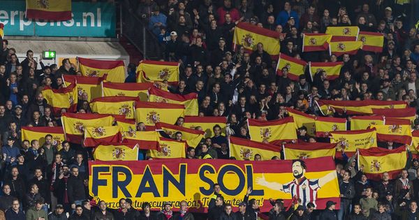 Foto: Una parte de la afición del Willem II desplegó banderas españolas en homenaje a su jugador Fran Sol. (Imago)