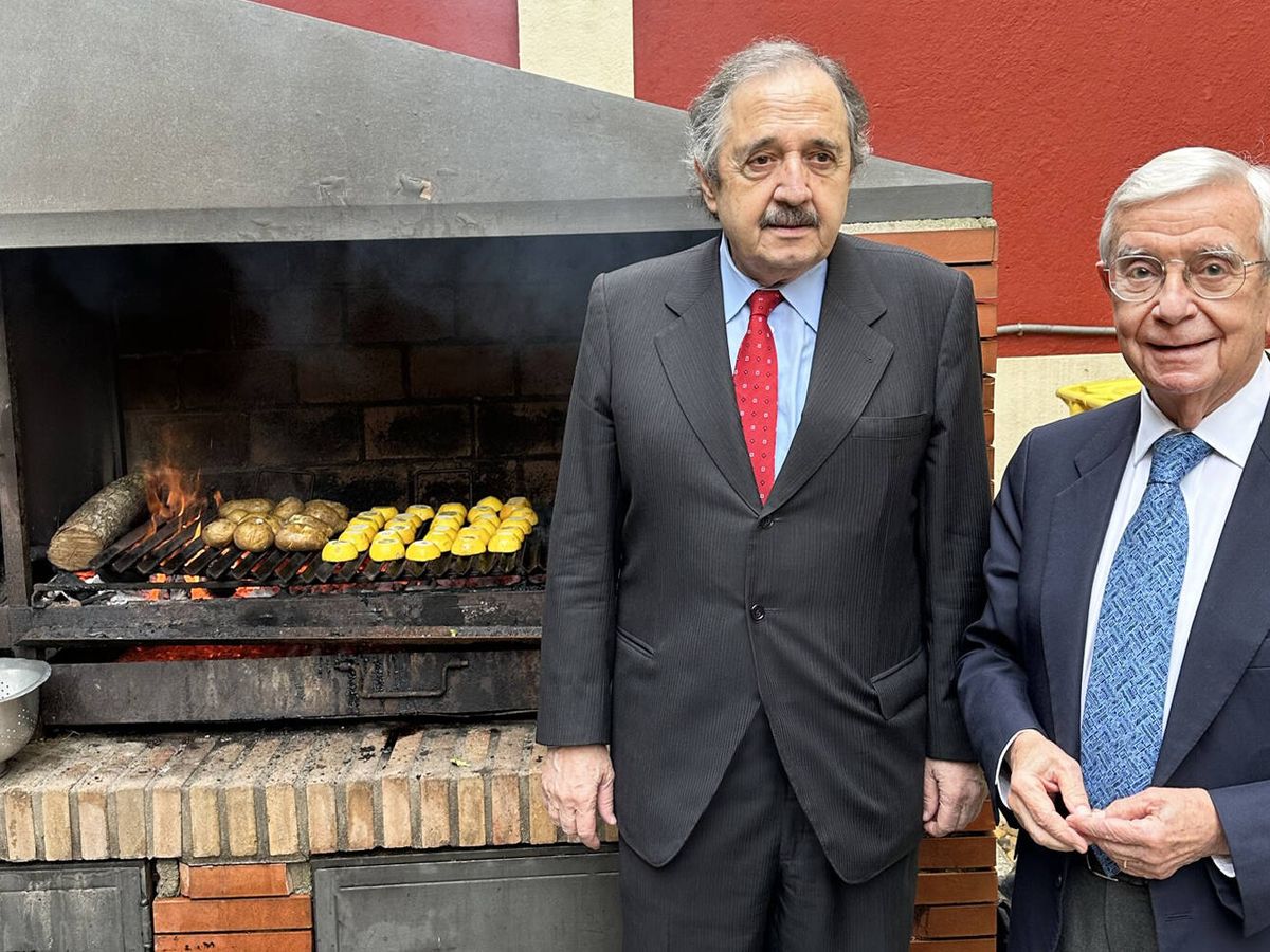 Foto: Rafael Ansón con el embajador de Argentina en Madrid, Ricardo Alfonsín, en una degustación de asado en la embajada. (Rafael Ansón)