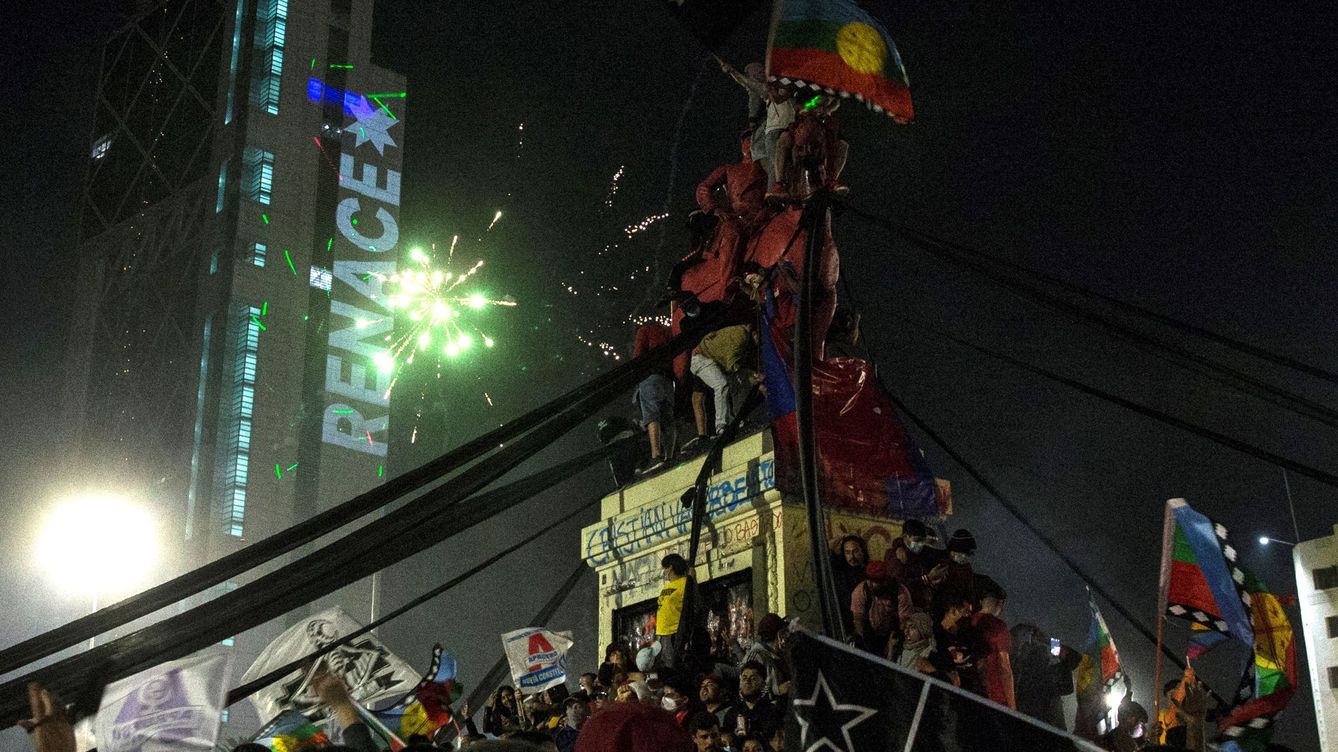 Foto: Chile "renace" y sale en masa a celebrar fin de la Constitución de Pinochet. (EFE)