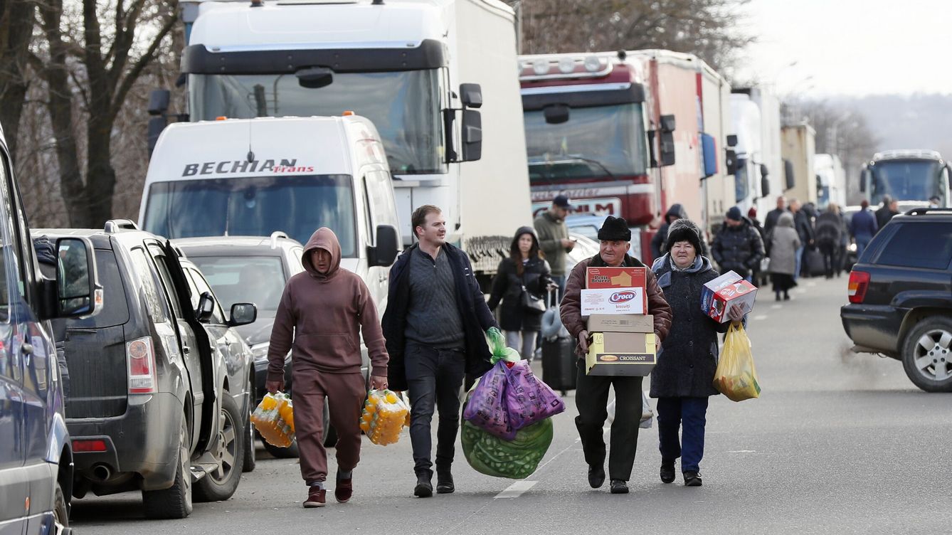Foto: Refugiados ucranianos en el paso fronterizo con Rumanía (EFE/Robert Ghement)
