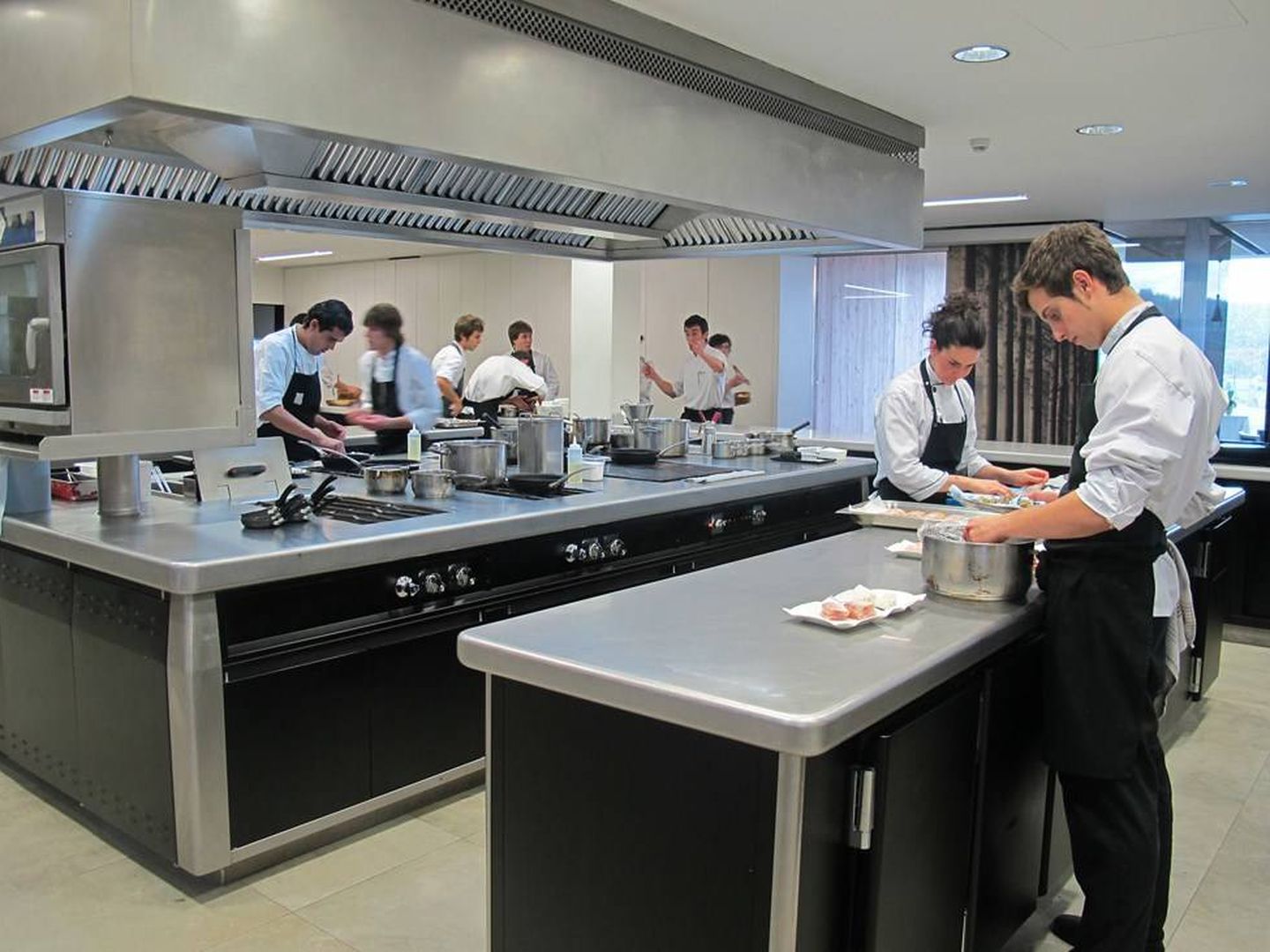 Cocina de Azurmendi, con un 50% de estudiantes en prácticas. (Gastrourdiales.com)