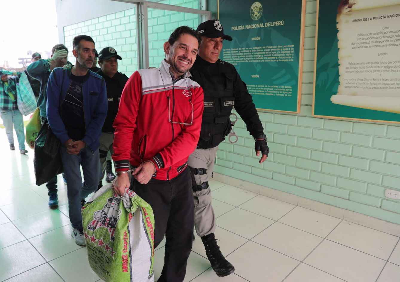 Varios reclusos españoles que cumplían condena en Perú son trasladados para su repatriación. (Ernesto Arias/EFE)