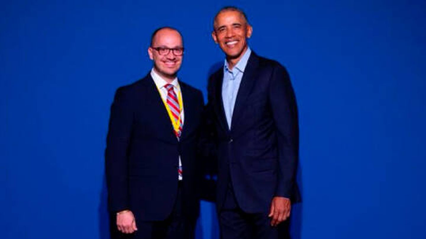 Ray Cazorla junto a Obama, en una foto que consiguió hacerse en 2018 y que usó para captar nuevas víctimas.