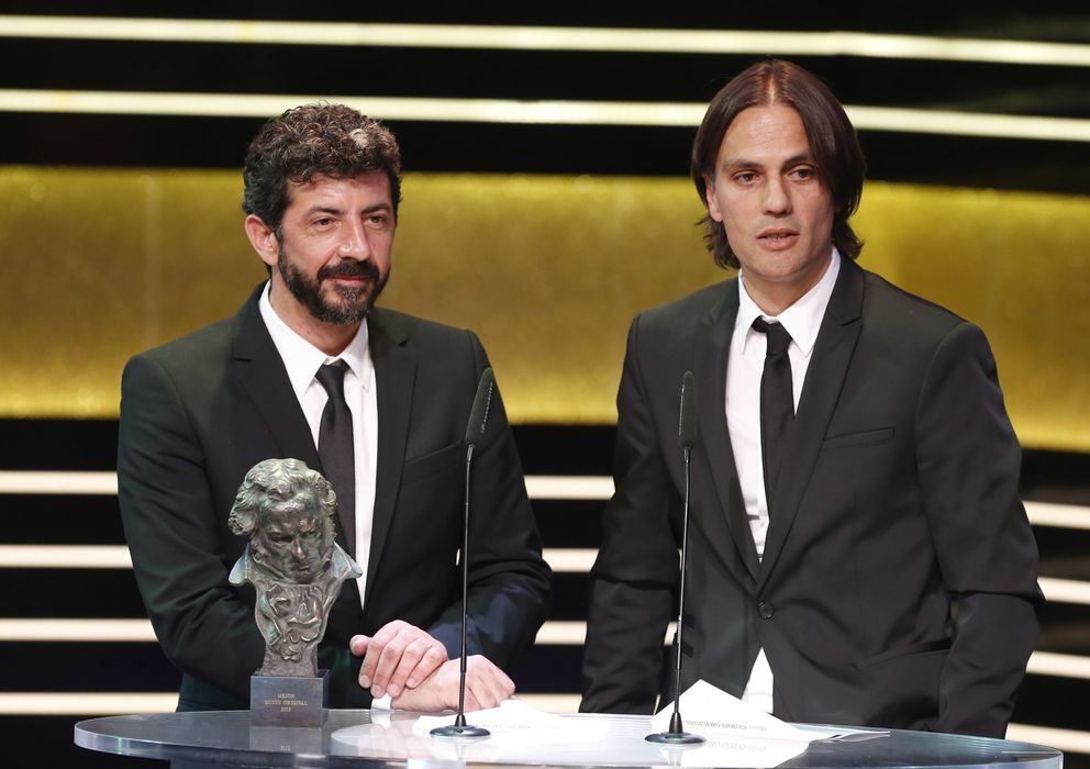 Foto: Alberto Rodríguez y Rafael Cobos, con el Goya al Mejor guión original por 'La isla mínima'. (EFE)