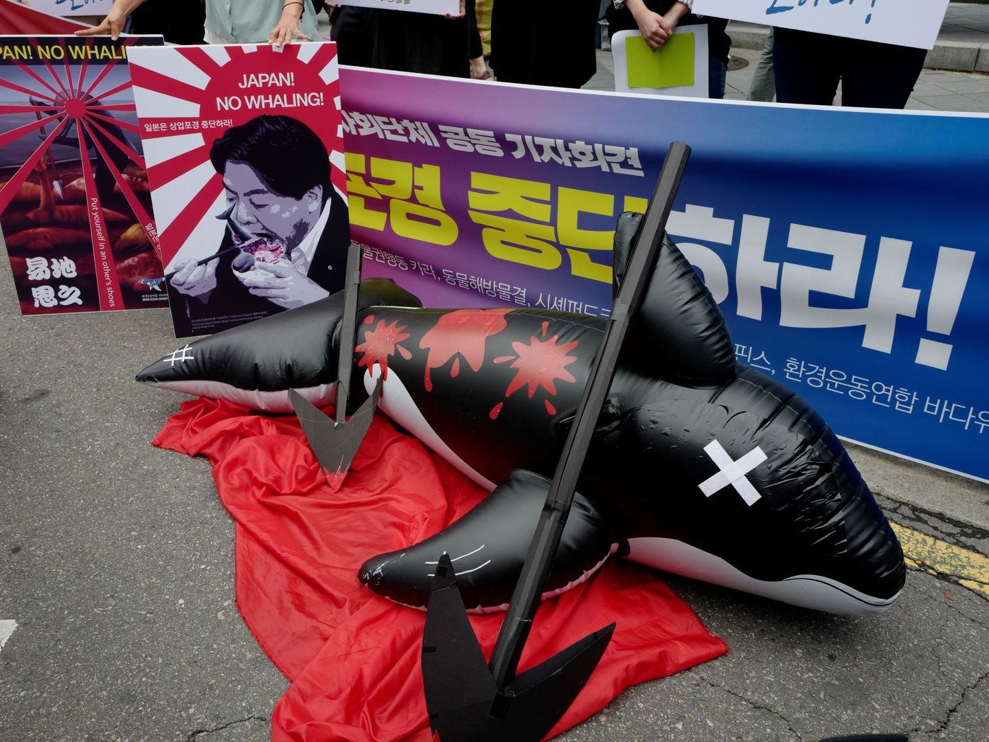 Activistas participan en una protesta contra las actividades balleneras de Japón, este miércoles cerca de la embajada japonesa en Seúl (Corea del Sur). (EFE)
