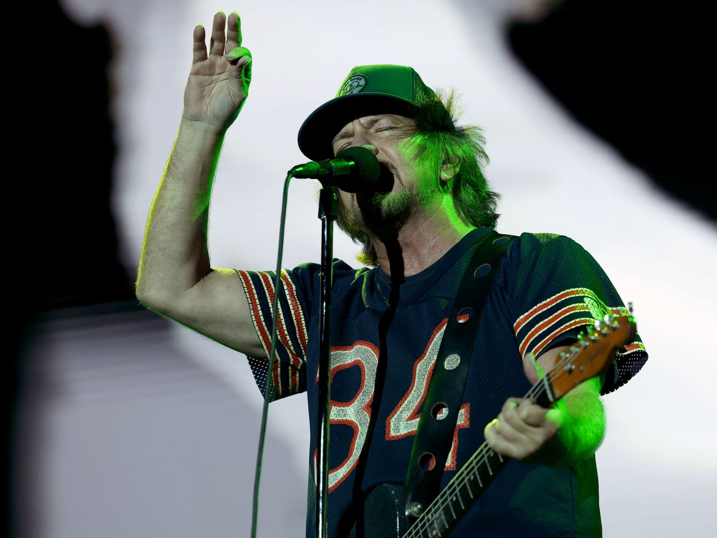 El cantante del grupo estadounidense Pearl Jam, Eddie Vedder, durante su actuación. (EFE/Kiko Huesca)