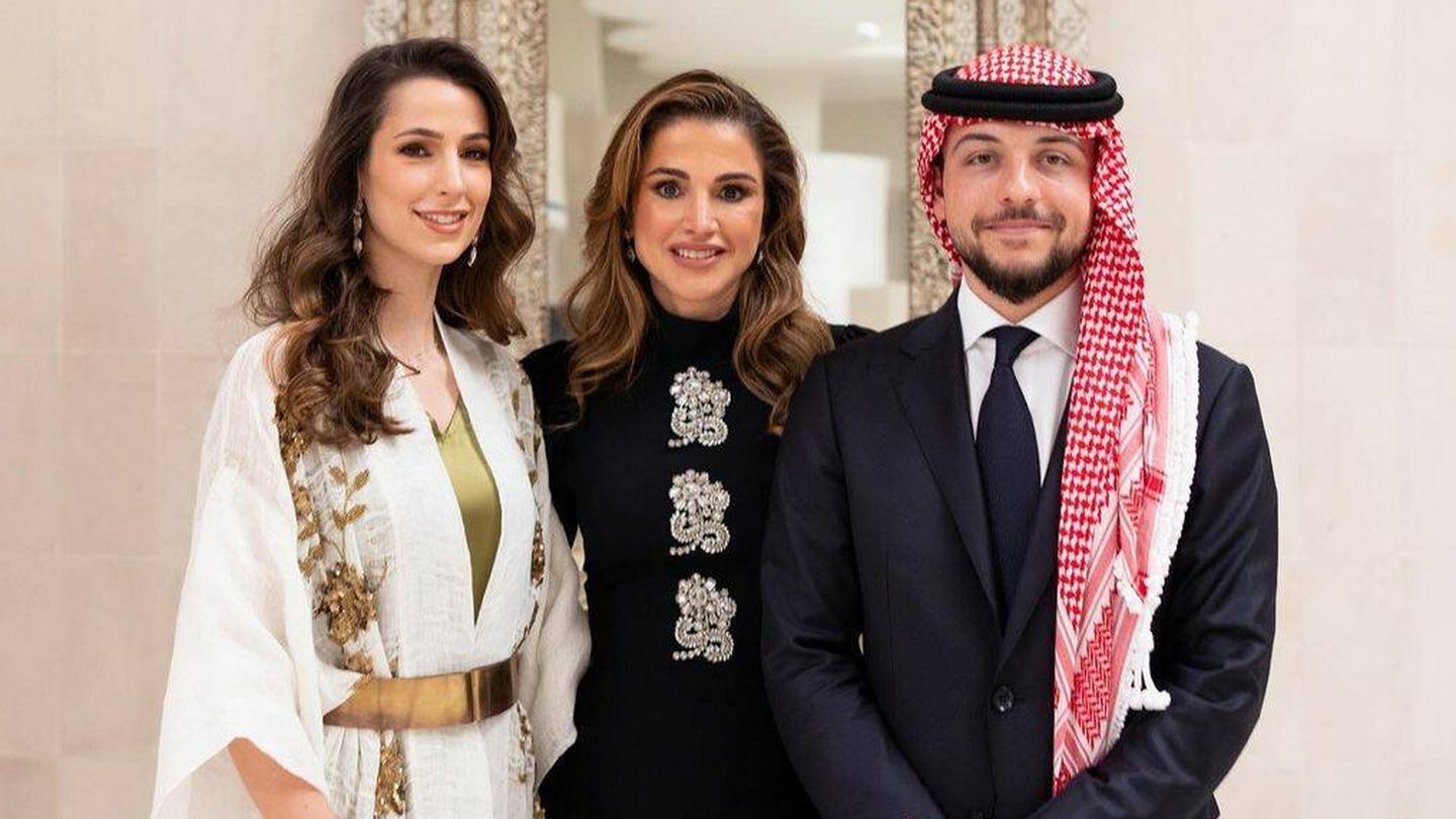 Rania posa junto a su hijo Hussein y a su prometida, Rajwa Al Saif. (RR.SS.)