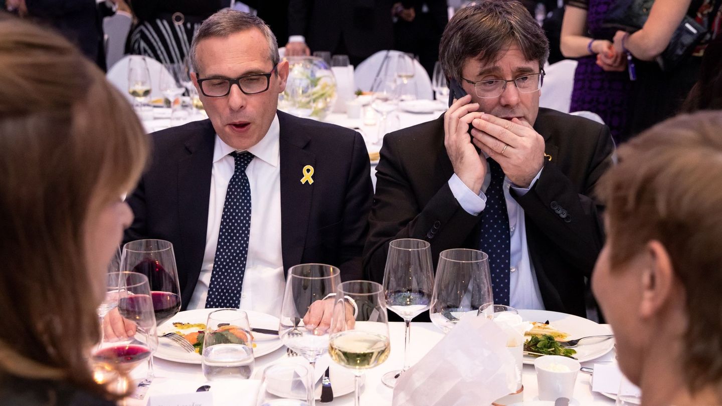 El expresidente de la Generalitat Carles Puigdemont conversa por teléfono durante el banquete de la gala Cine por la Paz. (EFE) 