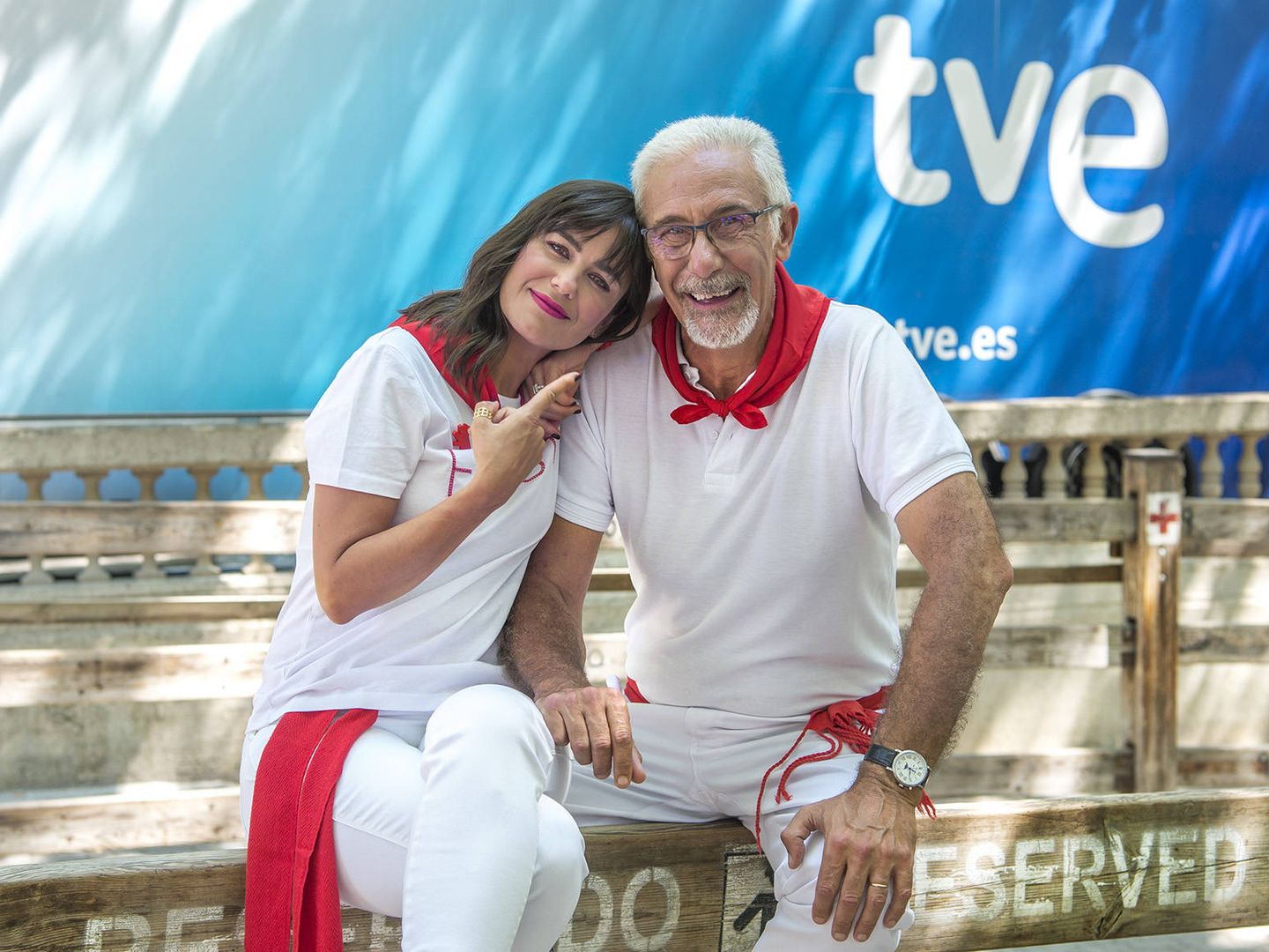 Javier Solano y Elena S. Sánchez, presentadores de los encierros de San Fermín. (RTVE)