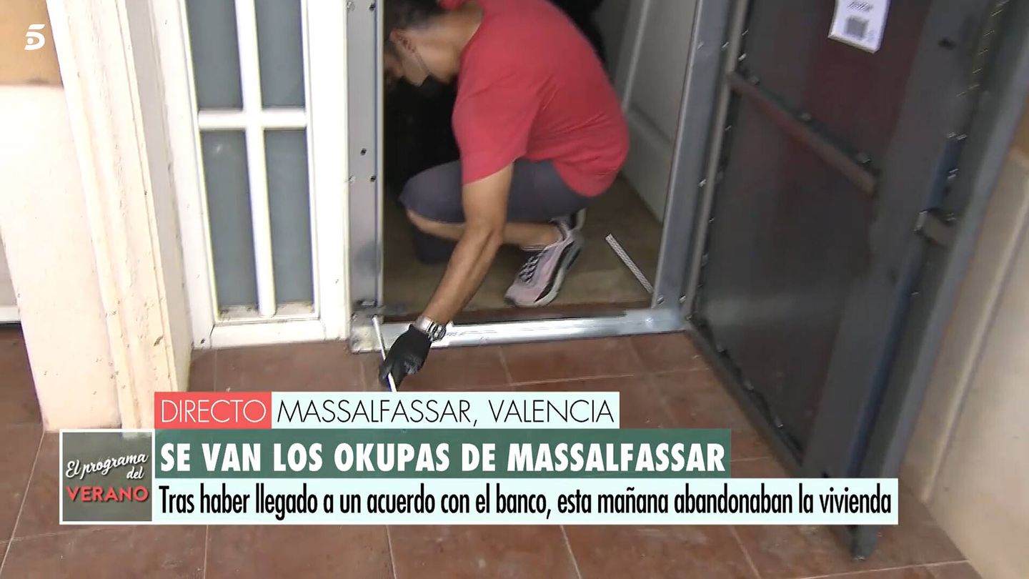 Instalación de la puerta anti-okupa. (Mediaset)