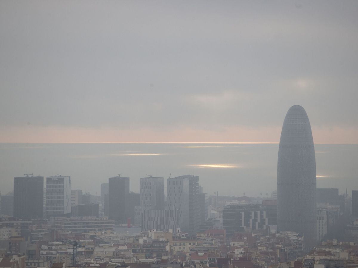 Foto: Vista de la ciudad de Barcelona con niebla. (EFE/Marta Pérez)