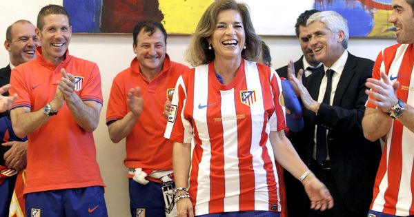 Foto: La ex alcaldesa de Madrid, Ana Botella, con la camiseta del Atlético en 2012, tras ganar la Liga Europa. (EFE)