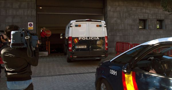 Foto: Los tres condenados presentes en la vista, a su llegada a la Audiencia de Navarra en el furgón policial. (EFE)