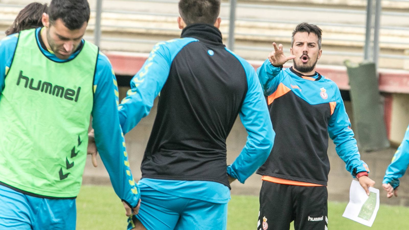Foto: Rubén de la Barrera da indicaciones a sus jugadores durante el entrenamiento. (D.B.)