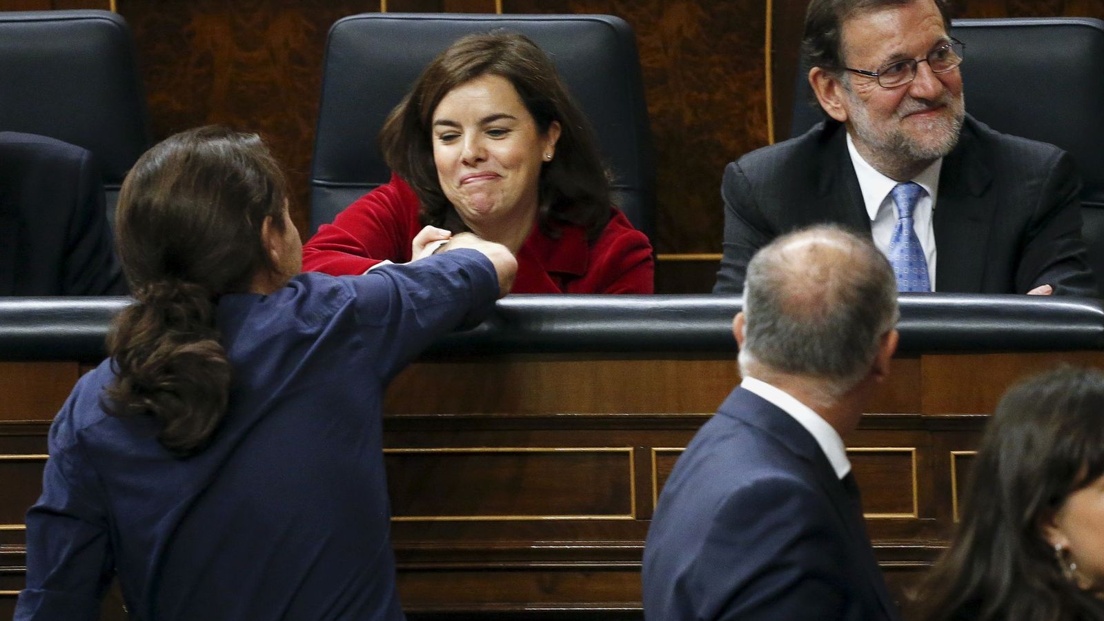 Foto: La vicepresidenta del Gobierno, Soraya Sáenz de Santamaría, saluda al líder de Podemos, Pablo Iglesias, en el Congreso. (Reuters)