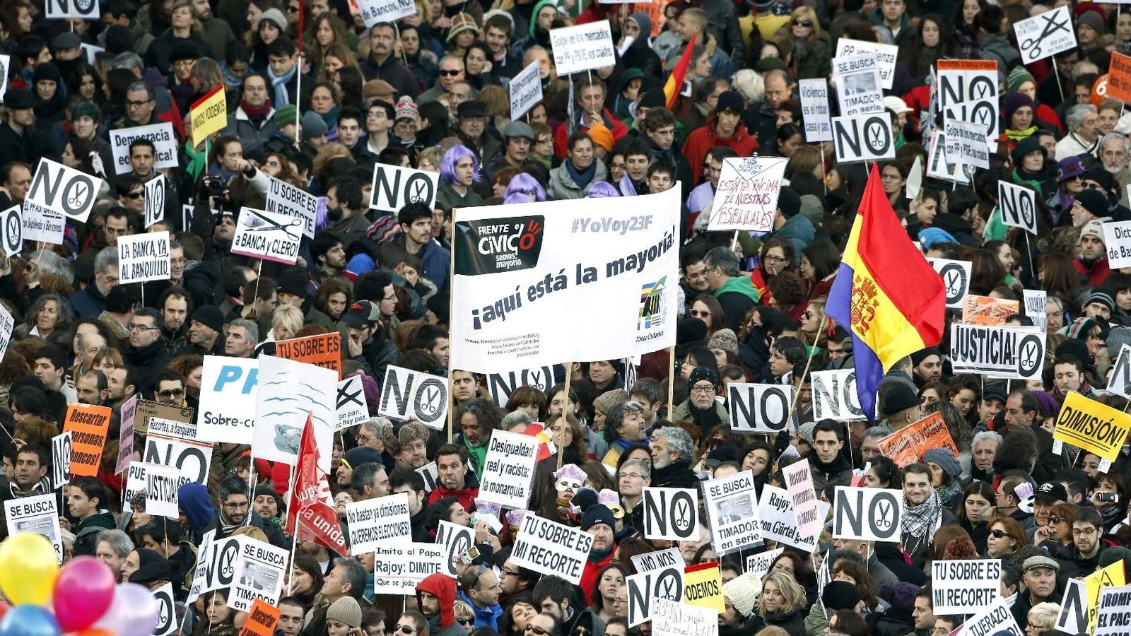 Foto: Manifestantes concentrados en la plaza de Neptuno de Madrid, donde concurrieron las marchas convocadas por la Marea Ciudadana el 23/02/2013. (EFE)
