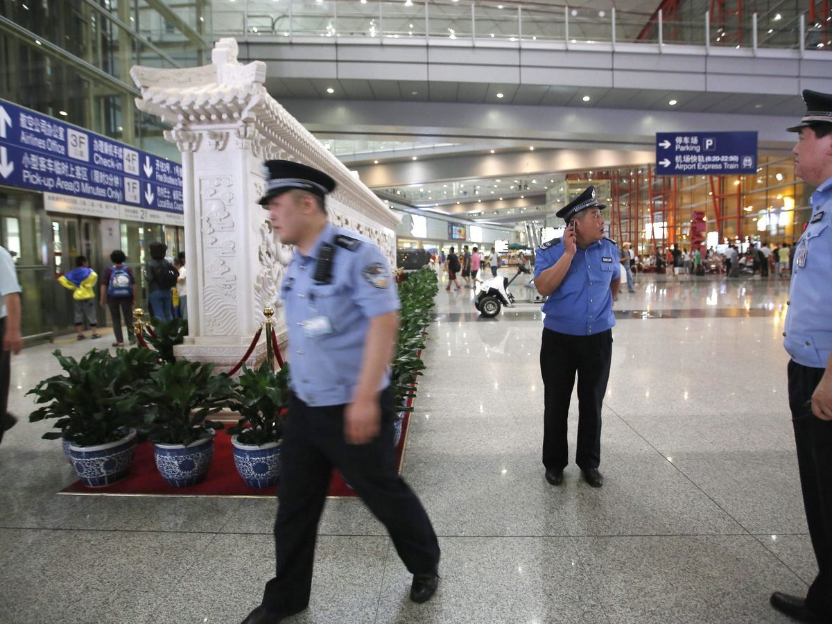 Foto: La policía de aeropuerto detuvo al hombre que viajaba con la piedra radiactiva (EFE/EPA/How Hwee Young)