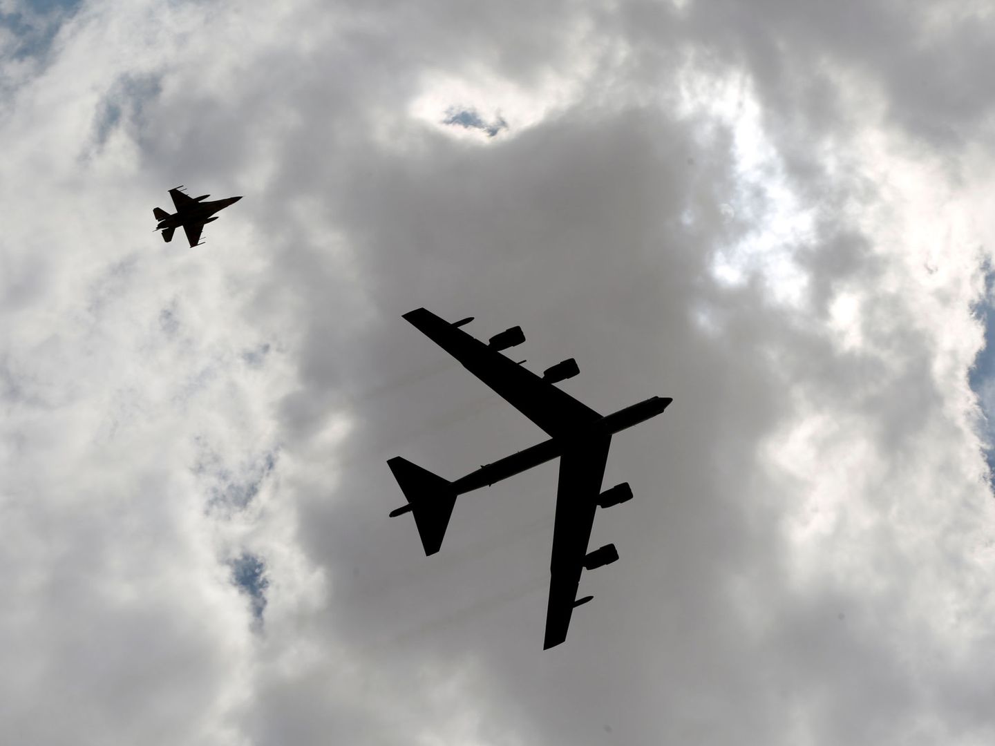 Un B-52 volando durante un ejercicio militar. (Reuters)