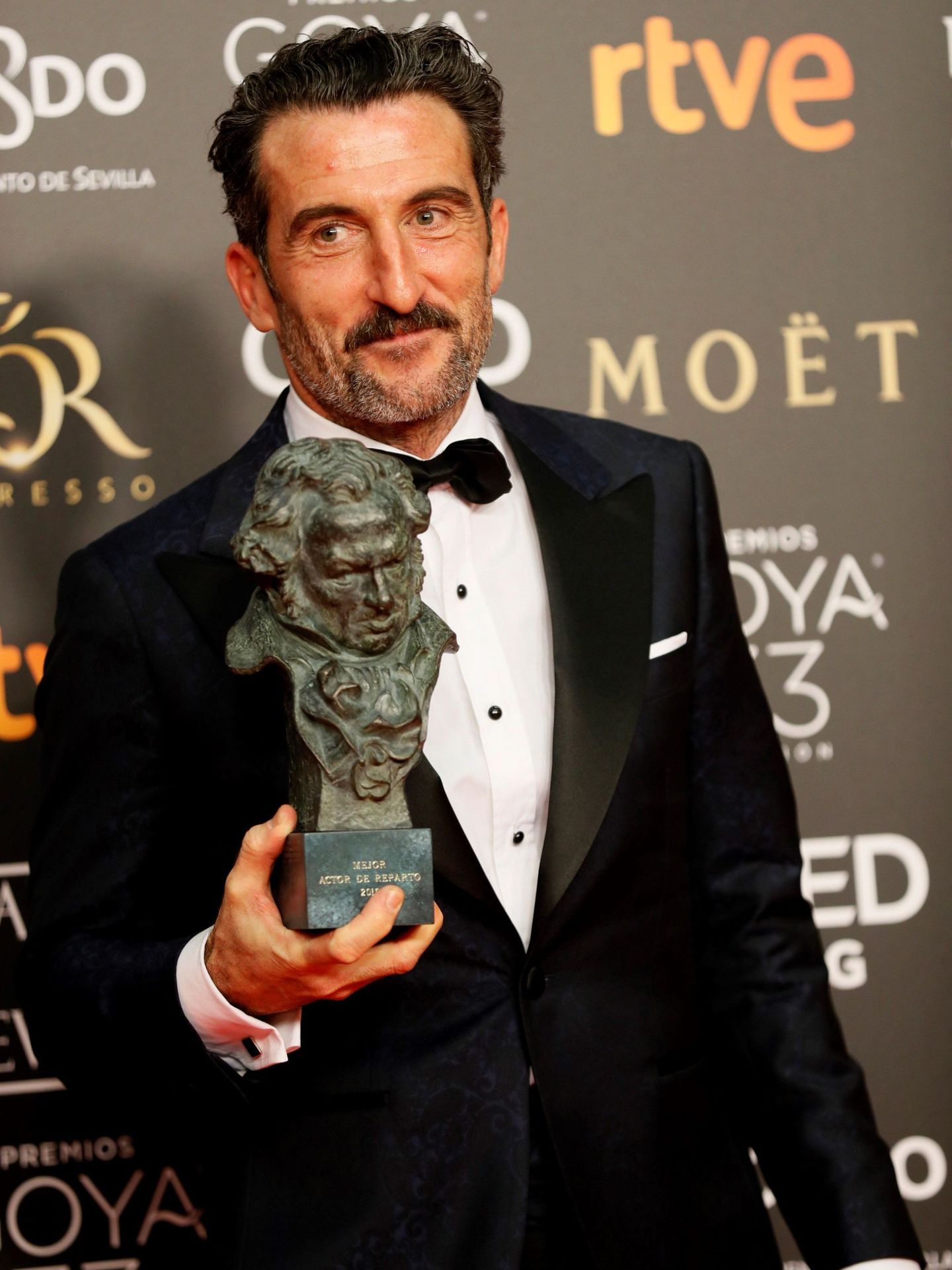 Luis Zahera recibe el Goya al mejor actor de reparto por su trabajo en 'El reino' en 2019. (EFE)