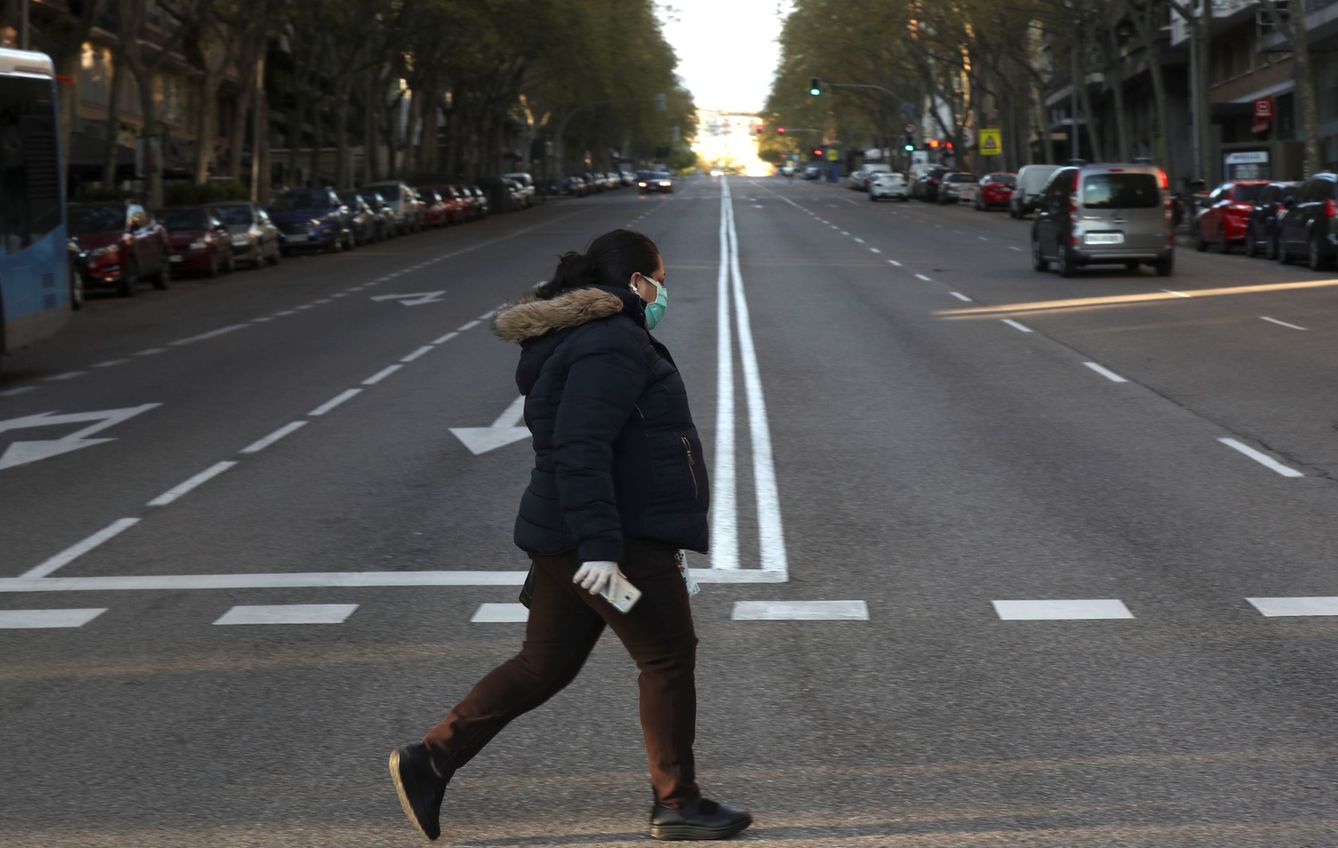 Una mujer atraviesa una calle del centro de Madrid, vacía este miércoles. (EFE)
