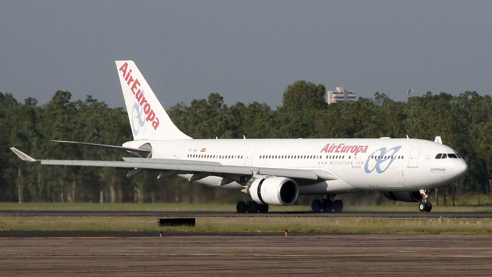 Foto: Un avión de Air Europa en el aeropuerto internacional Silvio Pettirossi de Asunción, en Paraguay (EFE)