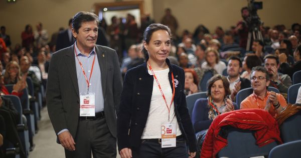 Foto: Javier Fernández, a su llegada este sábado al foro económico del PSOE, acompañado de la líder del PSOE-M, Sara Hernández. (EFE)