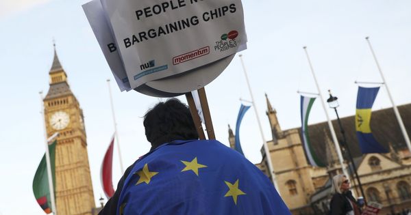 Foto: Un manifestante contrario al Brexit ante el Parlamento británico, en Londres. (Reuters)