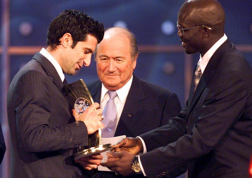 Foto: Luis Figo, con Joseph Blatter y George Weah (Efe)