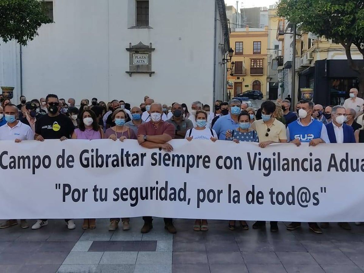 Foto: Concentración en recuerdo del agente del SVA fallecido en acto de servicio, la tarde de este jueves en Algeciras. (AUGC)