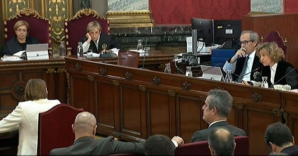 Foto: Imagen de la señal institucional del Tribunal Supremo de la fiscal Consuelo Madrigal (d) que interroga a la expresidenta del Parlament Carme Forcadell. (EFE)