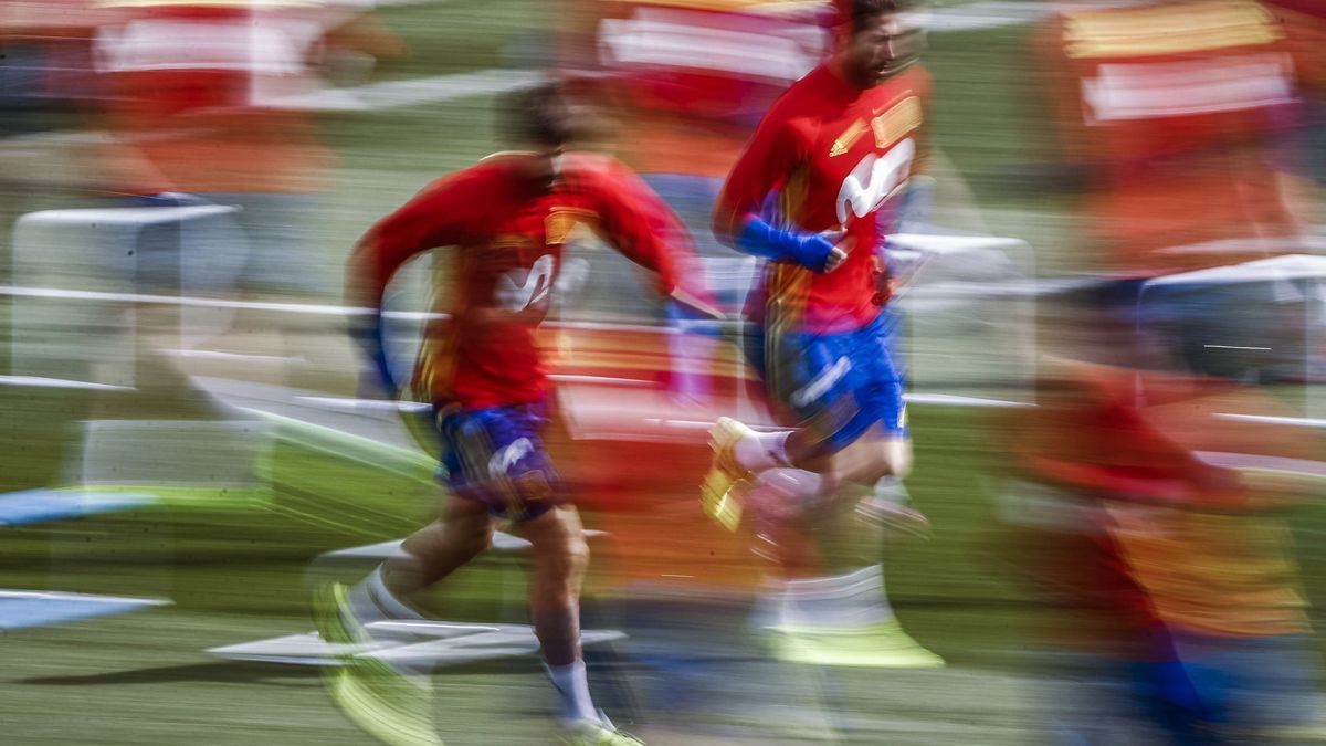 La alianza de Ramos y Piqué hace que la Selección deje 'tirada' a Gijón