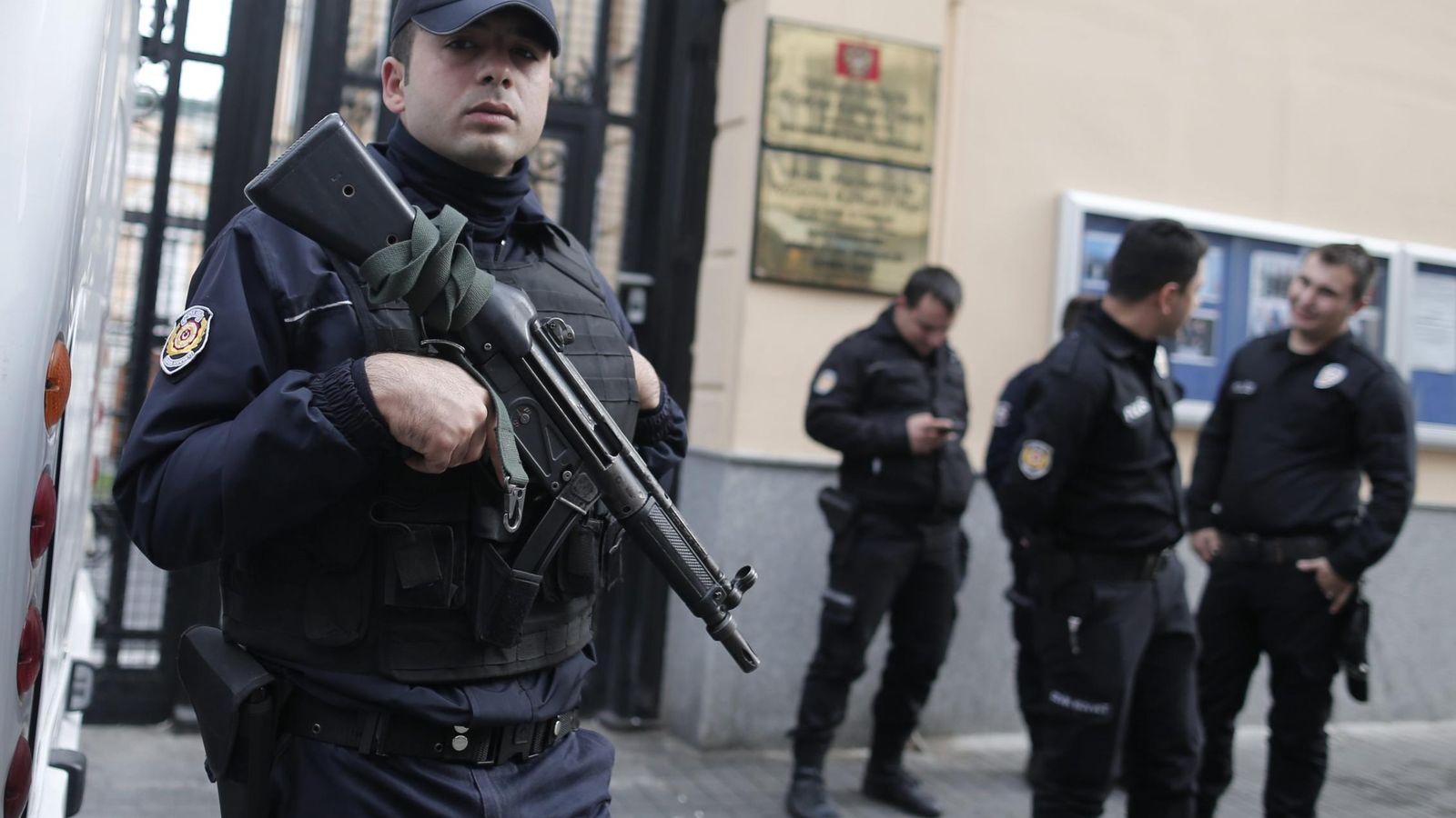 Foto: Policías turcos el pasado mes de noviembre a las puertas del Consulado ruso en Estambul. (Efe) 