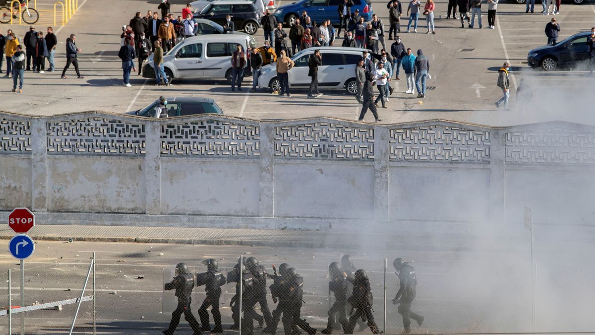 Piquetes y un coche de la Guardia Civil accidentado: tensión en la huelga del metal en Cádiz