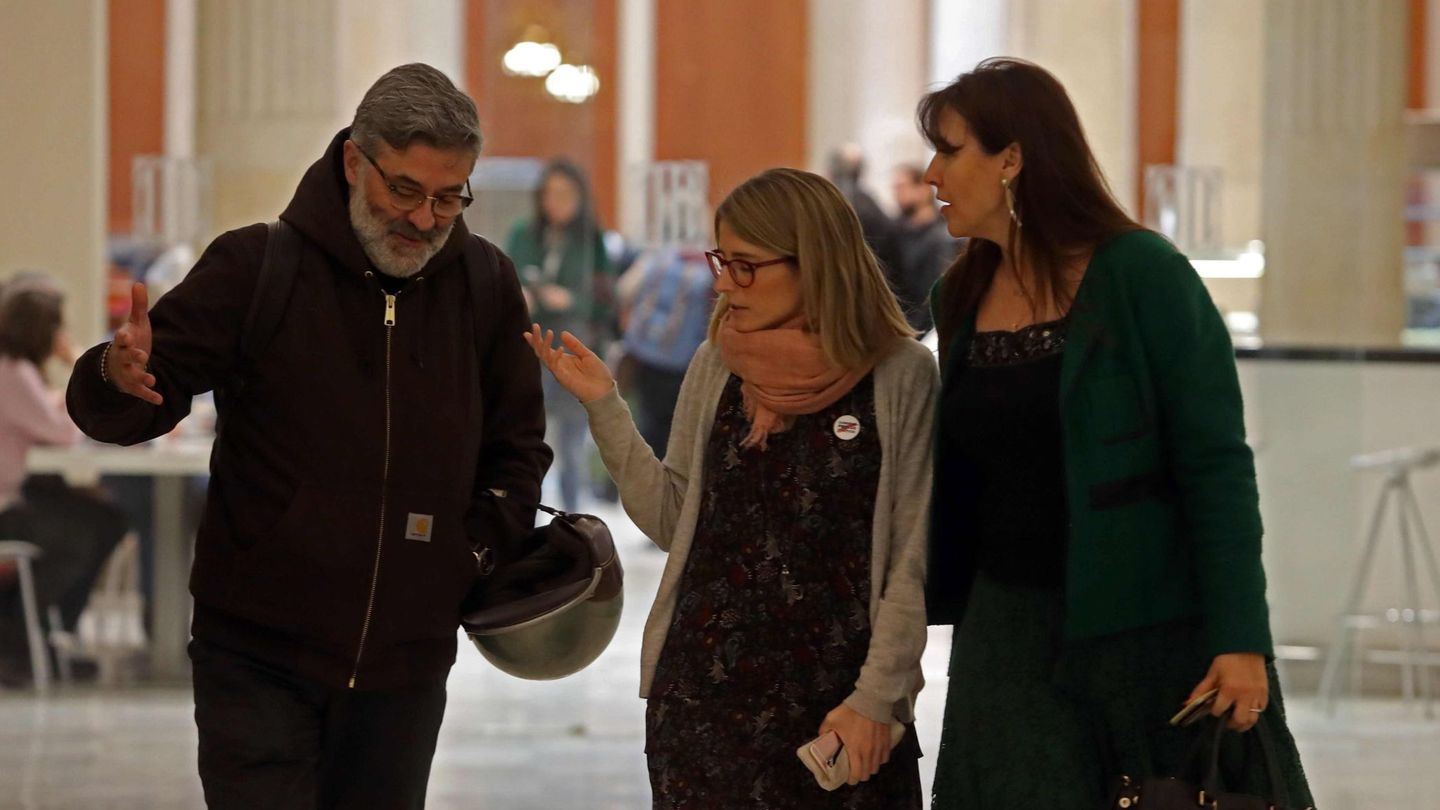 Las diputadas de JxCat, Elsa Artadi y Laura Borràs, hablan con el diputado de la CUP, Carles Riera. (EFE)