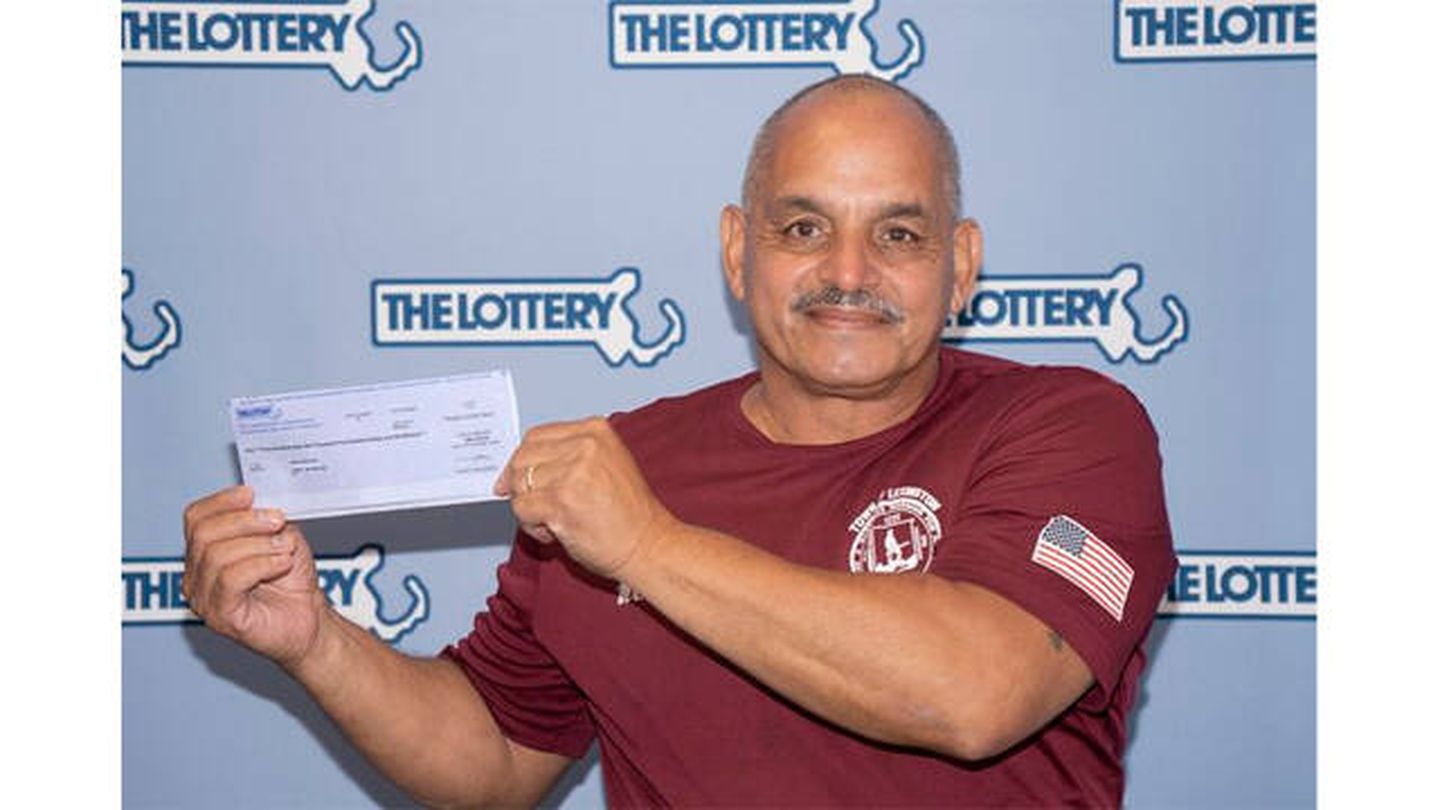 Juan McFaline, recibiendo su cheque (Lotería de Massachusetts)