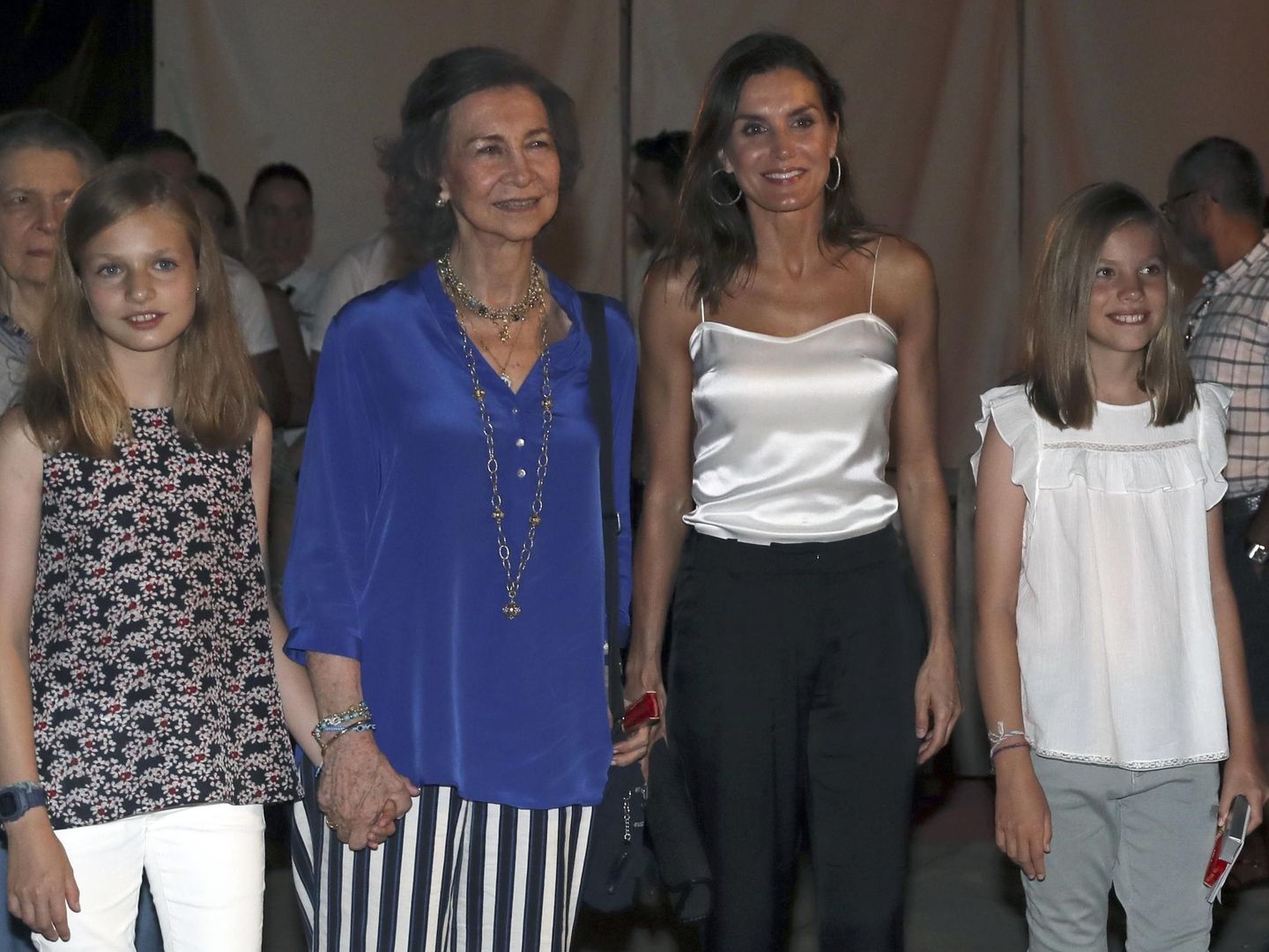 La reina Letizia posa con sus hijas y la reina Sofía, a su salida del concierto del violinista Ara Malikian en Port Adriano, en Palma de Mallorca. (EFE)