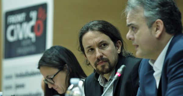 Foto: Pablo Iglesias observa a Héctor Illueca, el pasado marzo en una presentación del libro Ibex35, de Rubén Juste.