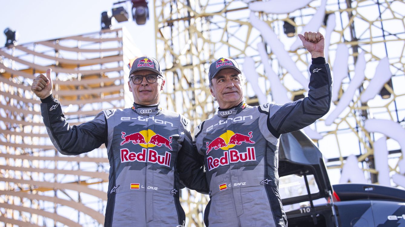 Foto: Lucas Cruz y Carlos Sainz celebran la victoria del Dakar. (DPPI/AFP7/Julien Delfosse)