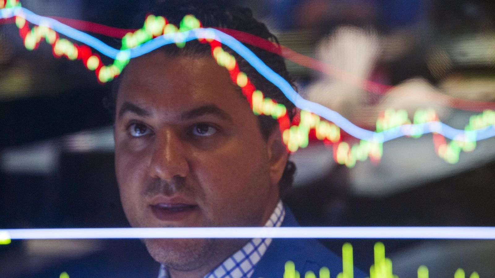 Foto: Un 'trader' mira las pantallas en Wall Street. (Reuters)