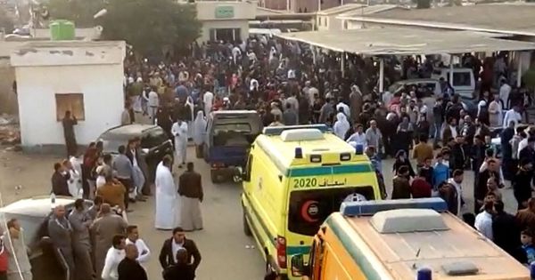 Foto: Imagen de las ambulancias llegando al lugar del atentado, en la mezquita de Al Rawdah. (EFE)