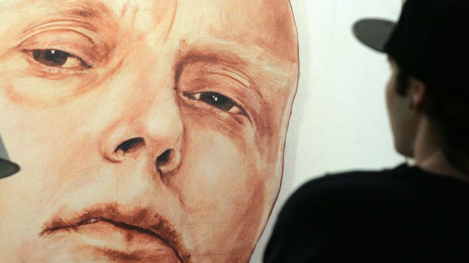 Foto: Un hombre observa un cuadro de Andrei Litvinenko en una galería de arte de Moscú, en mayo de 2007 (Reuters).