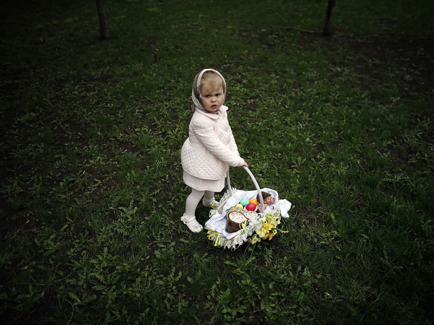 Una niña sostiene una cesta con huevos de Pascua en un parque de Donetsk (Reuters).